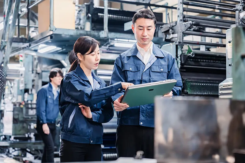 工場でタブレットを操作するエンジニア